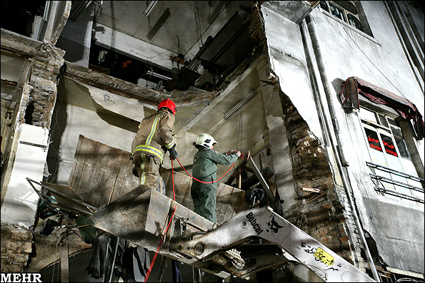 ریزش ساختمانی در چهارراه ولی‌عصر