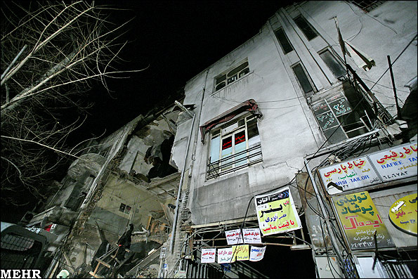 ریزش ساختمانی در چهارراه ولی‌عصر