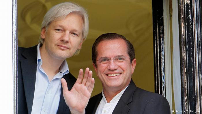 سوئد از بنیادگذار ویکیلیکس در لندن بازجویی می کند سوئد از بنیادگذار ویکیلیکس در لندن بازجویی می کند