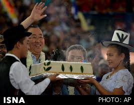 جشن تولد 70 سالگی بان کی مون با کیکی از برگهای کوکا (+عکس) جشن تولد 70 سالگی بان کی مون با کیکی از برگهای کوکا (+عکس)