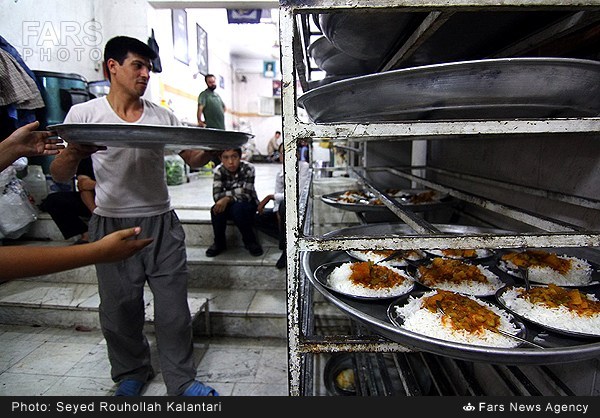 تهیه و توزیع افطاری در حسینیه قم (عکس)