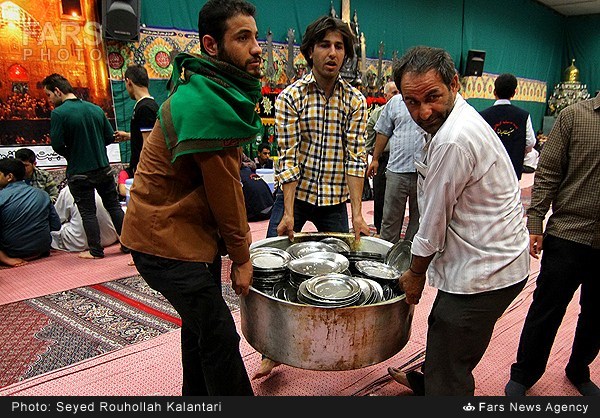 تهیه و توزیع افطاری در حسینیه قم (عکس)