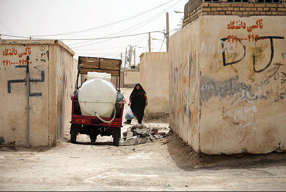 اهواز 300 هزار حاشیه نشین دارد