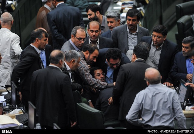 حاشیه هایی از جلسه استیضاح وزیر علوم (عکس)