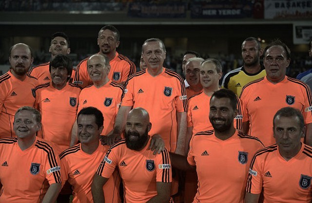 بازی اردوغان در یک تیم فوتبال (+عکس)