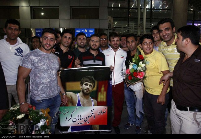 بازگشت تیم ملی کشتی فرنگی به کشور (عکس)