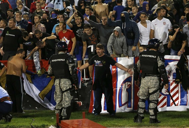 کتک کاری وجنجال در بازی صربستان - آلبانی(+گزارش تصویری)