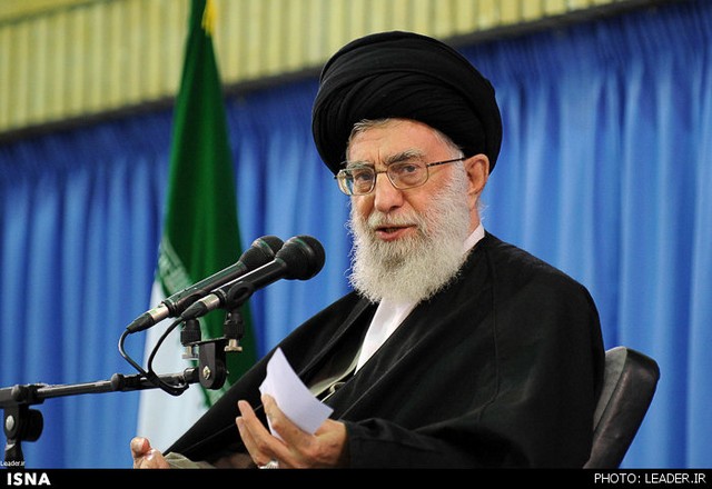 دیدار نخبگان با رهبری (عکس)