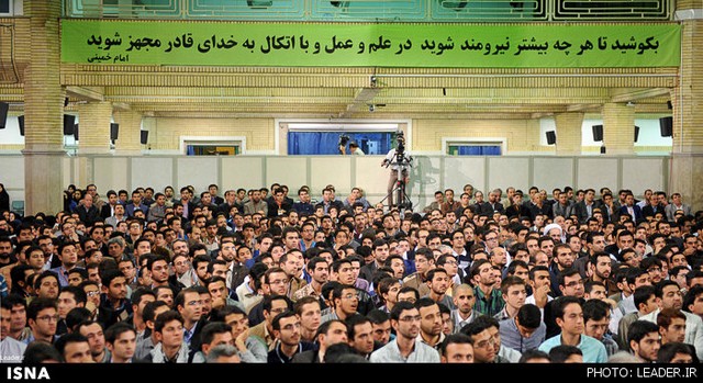 دیدار نخبگان با رهبری (عکس)