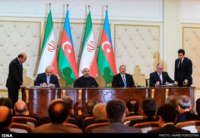 سفر رییس جمهور به باکو (عکس)