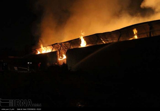 آتش سوزی انبار کالاهای چوبی - مشهد (عکس)