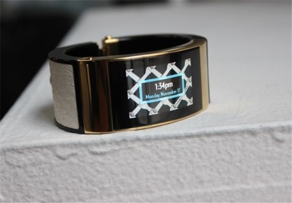 دستبند طلایی اینتل برای علاقمندکردن خانمها به فناوری دستبند طلایی اینتل برای علاقمندکردن خانمها به فناوری