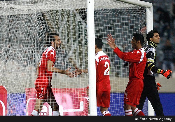 سوشاپنالتی زد، پرسپولیس صعودکرد(+عکس)