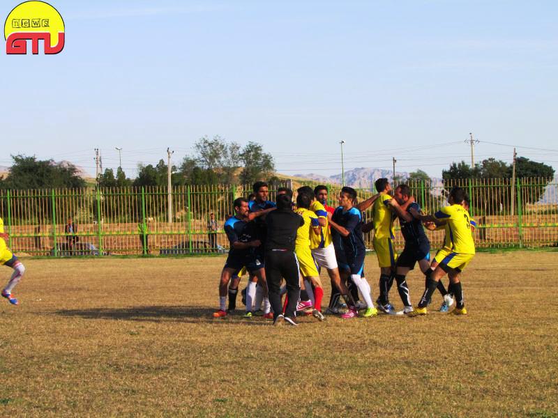 شلیک گلوله نیروی انتظامی در مسابقه فوتبال(+عکس) شلیک گلوله نیروی انتظامی در مسابقه فوتبال(+عکس)