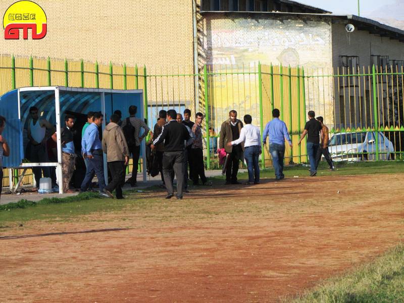 شلیک گلوله نیروی انتظامی در مسابقه فوتبال(+عکس) شلیک گلوله نیروی انتظامی در مسابقه فوتبال(+عکس)