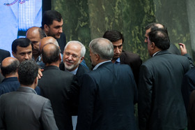 استقبال و دست مریزاد نمایندگان به ظریف استقبال و دست مریزاد نمایندگان به ظریف