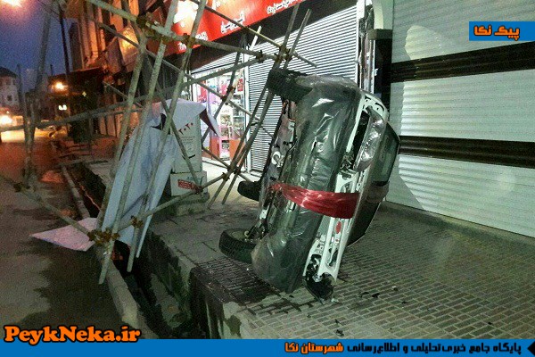 سقوط خودروی جایزه تبلیغاتی از داربست (+عکس)