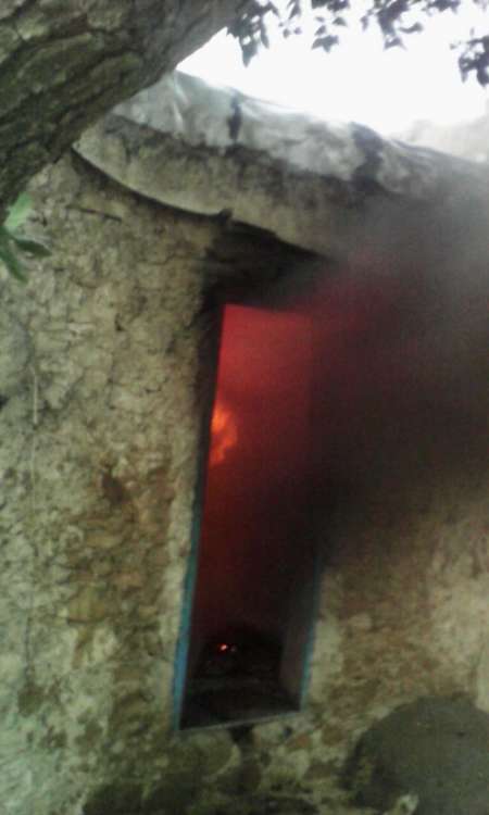 پیرمرد و فرزندان معلولش در خانه ای سوخته! پیرمرد و فرزندان معلولش در خانه ای سوخته!