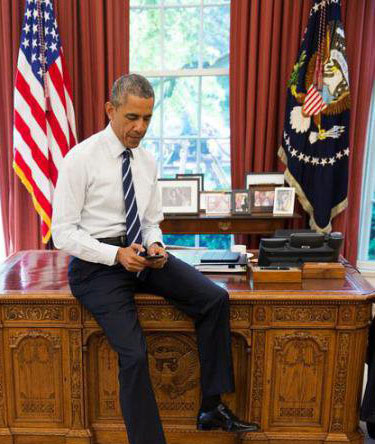 اوباما هم آیفون به‌دست شد