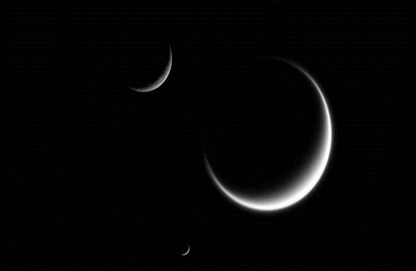 تصویری نادر از حضور همزمان قمرهای هلالی سهگانه زحل تصویری نادر از حضور همزمان قمرهای هلالی سهگانه زحل