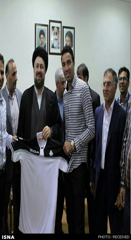 اهدای پیراهن نکونام به سیدحسن خمینی اهدای پیراهن نکونام به سیدحسن خمینی