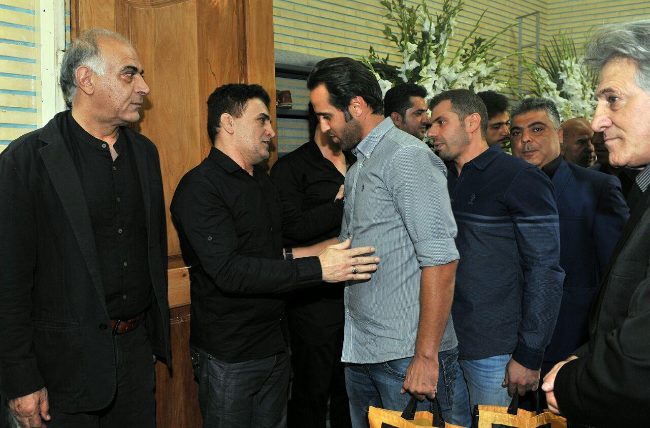 علی کریمی در مراسم ختم مادرمحمدبنا(+گزارش تصویری)