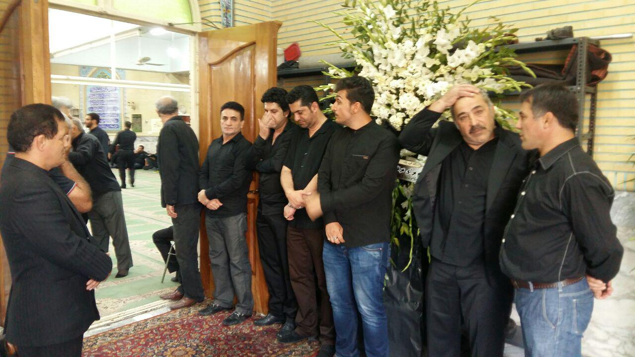 علی کریمی در مراسم ختم مادرمحمدبنا(+گزارش تصویری)