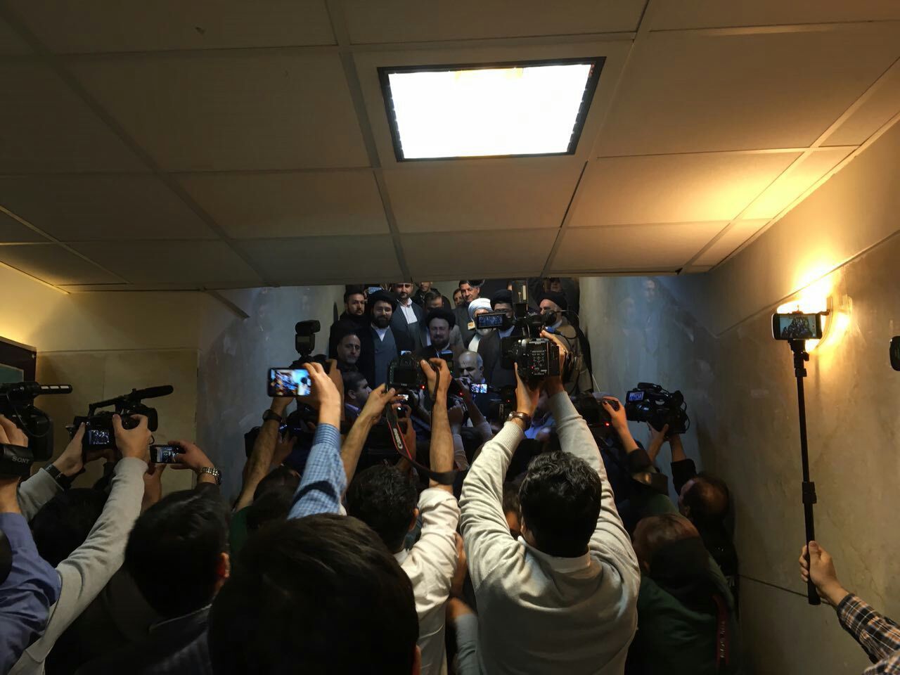 سید حسن خمینی برای انتخابات خبرگان ثبت نام کرد