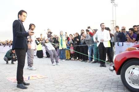 دختر 16 ساله اهوازی 3 خودرو را با دندان کشید