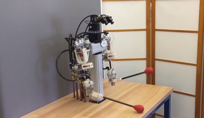 رباتی که می‌تواند سوزن نخ کند!