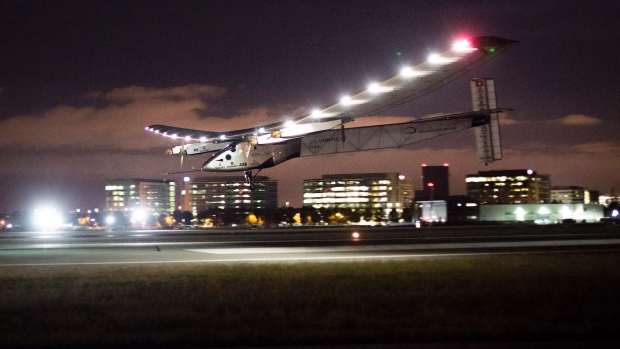 هواپیمای خورشیدی ایمپالس در نیویورک فرود آمد هواپیمای خورشیدی ایمپالس در نیویورک فرود آمد