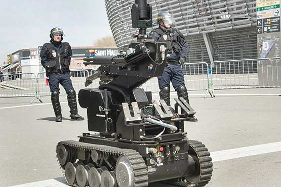 پلیس‌های آهنی مجریان گوش به فرمان