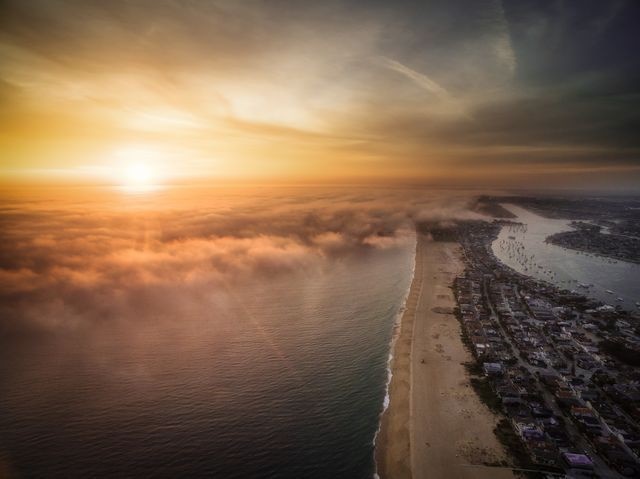 غروب زیبای نیوپورت&zwnj;بیچ (عکس)