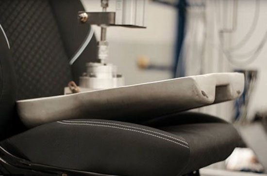 این ربات، راحتی صندلی خودرو را می سنجد (عکس)