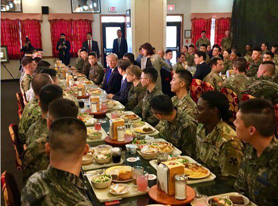 شام ترامپ با نیروهای پایگاه هامفری در کره جنوبی (عکس)