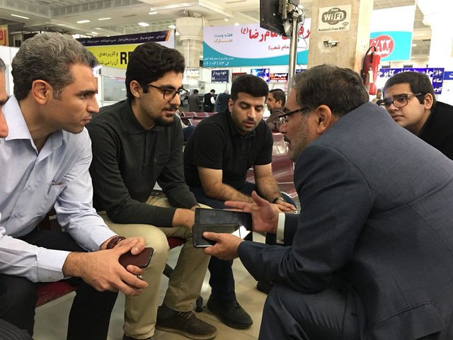 وقتی دانشجویان، شمخانی را در فرودگاه دوره می&lrm;کنند (+عکس)