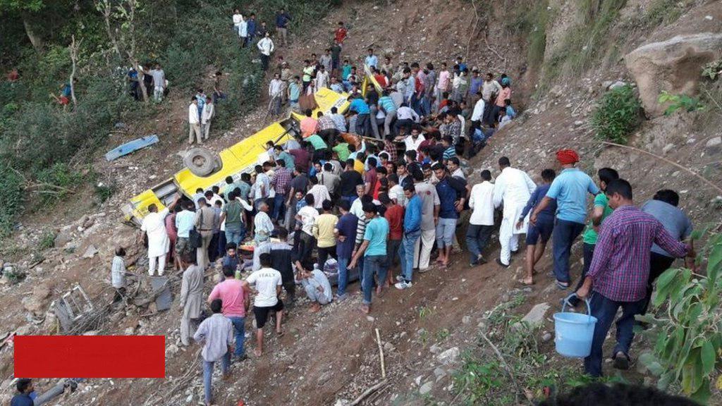 سقوط اتوبوس به دره ای در هند/ 30 کشته (+عکس) سقوط اتوبوس به دره ای در هند/ 30 کشته (+عکس)