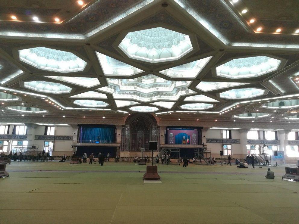 توضیح امام جمعه تهران درباره حذف نرده&zwnj;ها