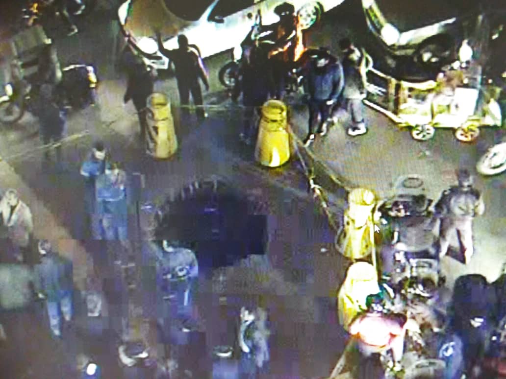 نشست زمین در چهارراه مولوی تهران (عکس)