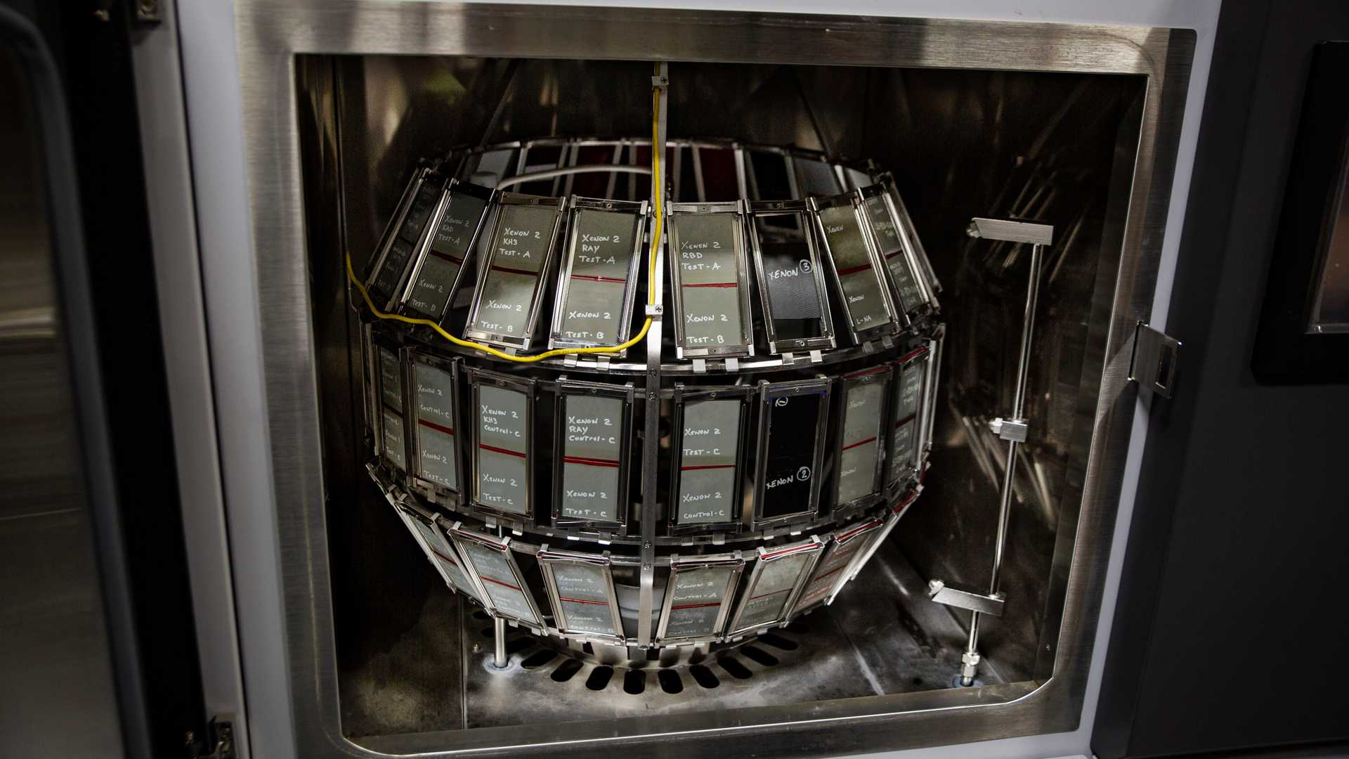 تست دوام رنگ در محفظه خورشیدی نیسان