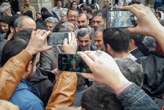 احمدی نژاد در نمایشگاه صنایع دستی؛ چهارنوع مواجهۀ مردم احمدی نژاد در نمایشگاه صنایع دستی؛ چهارنوع مواجهۀ مردم