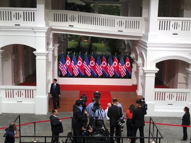 دیدار تاریخی رهبران کره&zwnj;شمالی و آمریکا: اون و ترامپ دست دادند (+عکس)