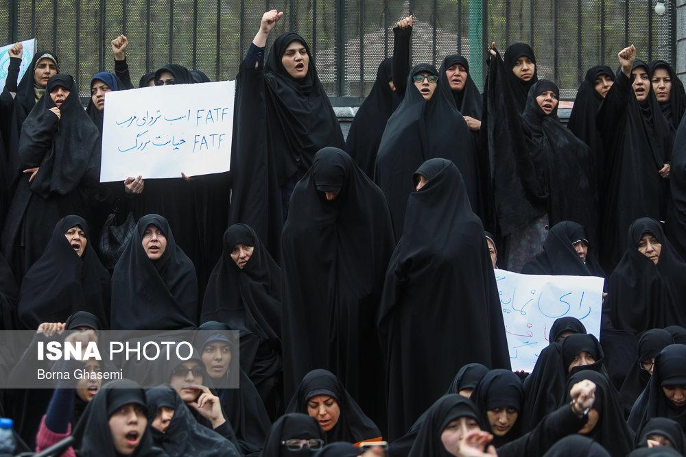 خبرنگار:FATF چیست؟ معترض: نمی&zwnj;دانم! / بازداشتش کنید