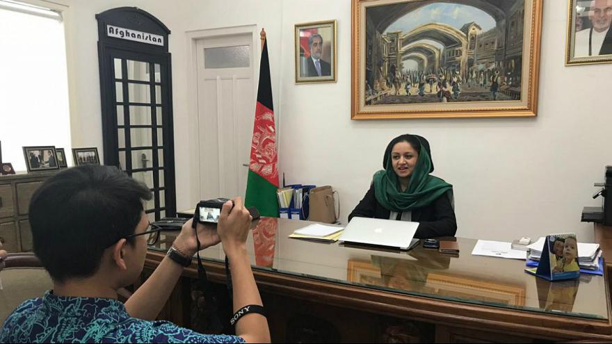 یک زن سفیر افغانستان در ایالات متحده آمریکا شد یک زن سفیر افغانستان در ایالات متحده آمریکا شد
