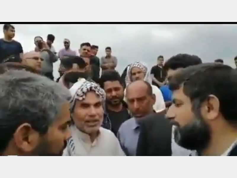 پیرمرد عرب راست میگوید؛ با ما مهربان باشید ما مظلوم هستیم پیرمرد عرب راست میگوید؛ با ما مهربان باشید ما مظلوم هستیم