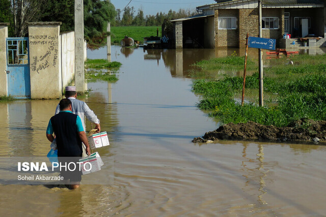 امدادرسانی بی&zwnj;وقفه یگان&zwnj;های ویژه ناجا به سیل&zwnj;زدگان گلستان/ توزیع نان و غذای گرم میان سیل&zwnj;زدگان