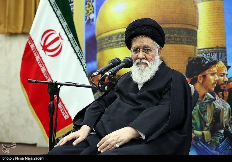 علم&zwnj;الهدی: آنها که روی پرچم آمریکا رد نشدند ستون پنجم هستند/ اگر سفیر انگلیس دست نیروهای حاج قاسم می&zwnj;افتاد تکه بزرگش، گوشش بود