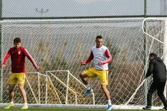 مهاجم الجزایری در تمرینات تراکتور در ترکیه مهاجم الجزایری