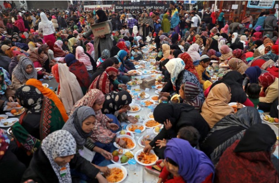 اعتراض صلحآمیز گروهی از معترضان هند/ آنها در خیابان بریانی میخورند و سکوی سخنرانی دارند (+عکس) اعتراض صلح آمیز معترضان هند