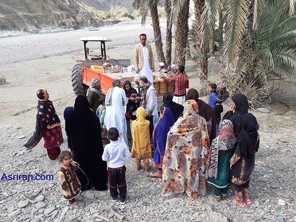 ماهعسل با بستههای غذایی سیلزدگان بروی تراکتور/برای بعضی مسئولان روزهای عادی و بحرانی تفاوتی نمیکند امدادرسانی در قصرقند